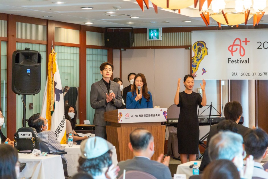 사회자와 수화자가 사회를 진행하고 있는 모습