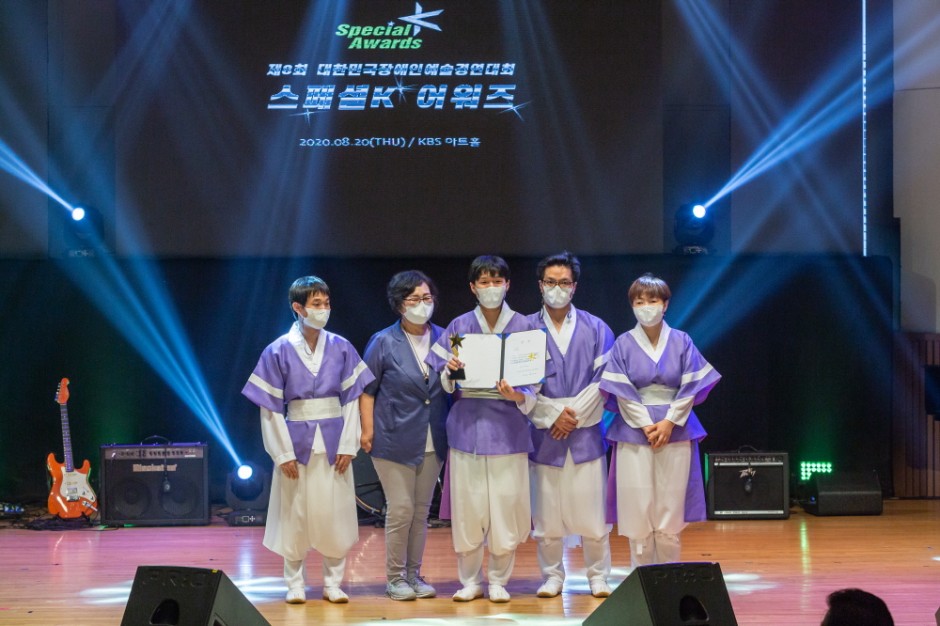 상장을 수여한 한 참가팀의 사진
