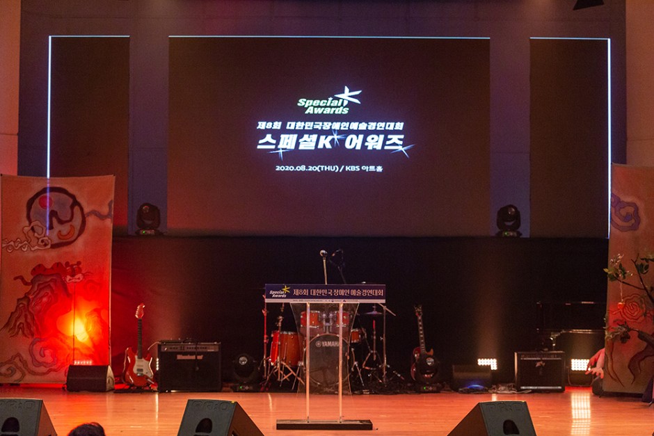 빈 강당의 모습