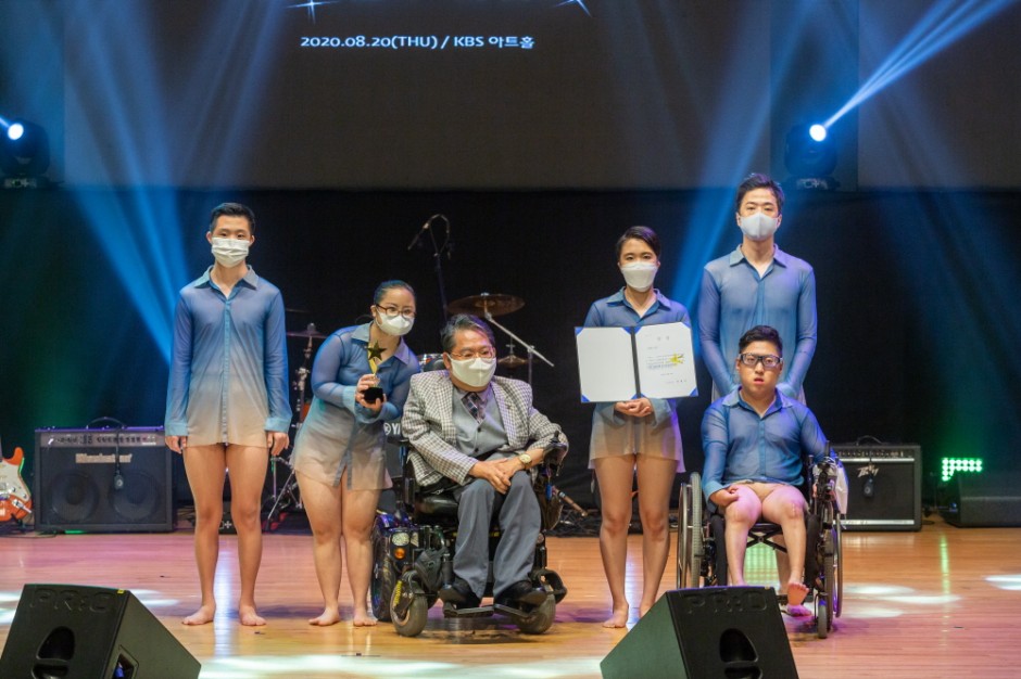 상장을 수여한 한 참가팀의 사진