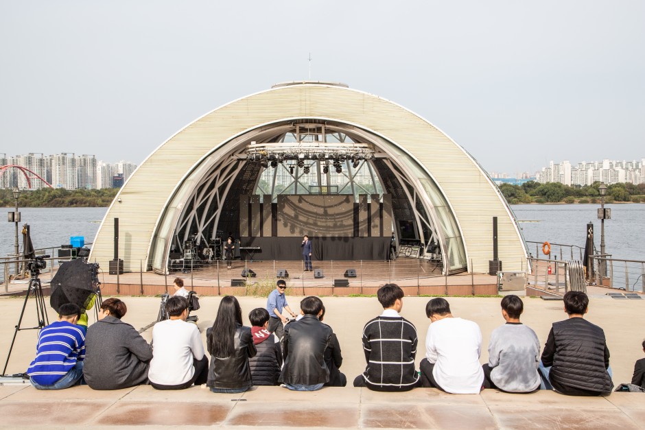 2019 장애인문화예술축제 A+ Festival 공연사진을 관람중인 관객 사진