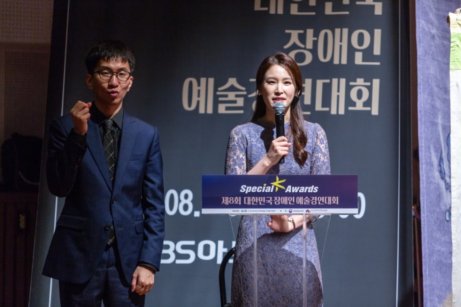 두 남녀 사회자가 사회를 진행하는 모습