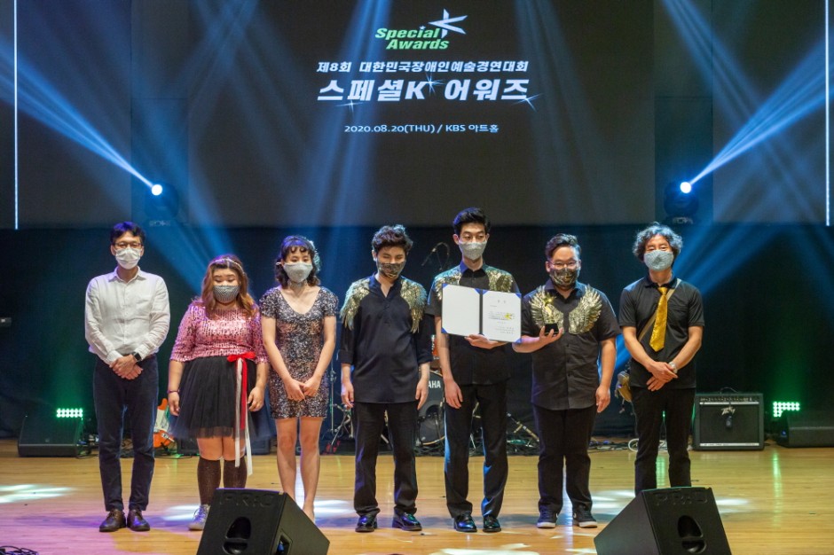 상장을 수여한 한 참가팀의 사진