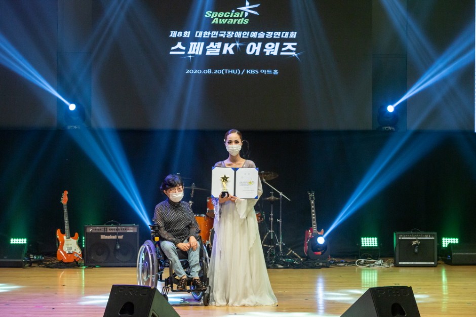 상장을 수여한 한 참가팀의 사진