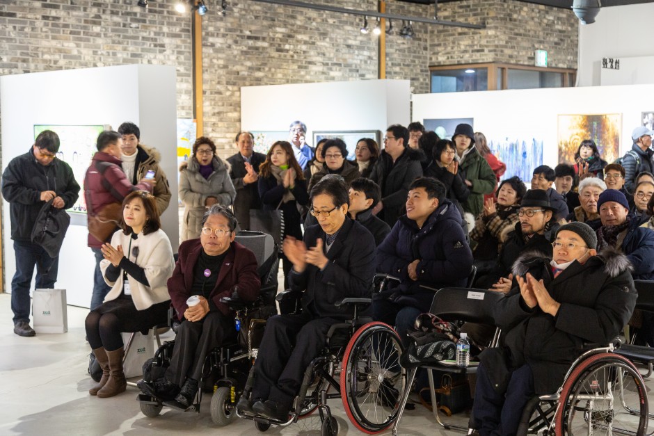 시/수상식에 참여한 수 많은 사람들의 모습